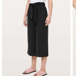 BNWT Lululemon Noir Crop pant SIZE 10 black